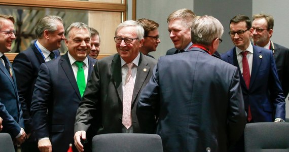 Komisja Europejska jest gotowa już w najbliższą środę uruchomić artykuł 7 punkt 1 Traktatu UE z powodu nieprzestrzegania przez Polskę zasad praworządności - donosi korespondentka RMF FM Katarzyna Szymańska-Borginon. W ostateczności procedura ta przewiduje sankcje. Jak ustaliła nasz dziennikarka, premier Mateusz Morawiecki spotyka się dzisiaj z szefem KE Jean-Claude’em Junckerem.