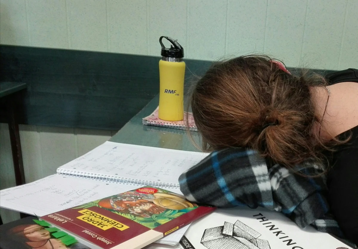 Czy istnieje licealista, któremu nie zdarzyłoby się kiedyś przysnąć na lekcji? Pomijam sytuacje, gdy obowiązkowy do zrealizowania temat jest potwornie nudny lub też zajęcia wydają się niemożliwie wręcz nużące, a twardy blat ławki staje się niespodziewanie wygodny. Najczęściej bowiem przyczyną tej obezwładniającej senności jest za mała ilość snu w nocy.