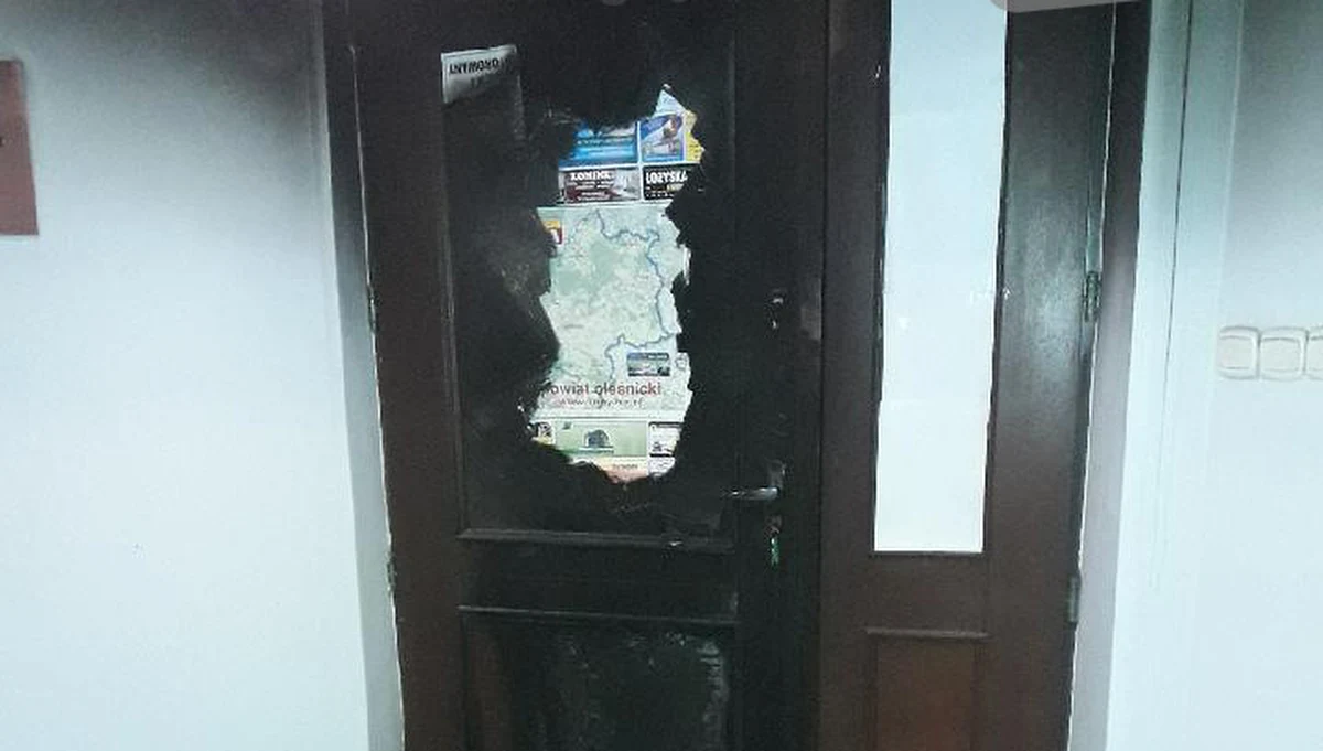 Sebastian K. przyznał się do podpalenia biura poselskiego szefowej KPRM Beaty Kempy i usłyszał zarzut o charakterze terrorystycznym. Grozi mu do 15 lat więzienia. Do zdarzenia doszło we wtorek. Podejrzany swe postępowanie motywował chęcią wpływu na prace rządu i Sejmu.