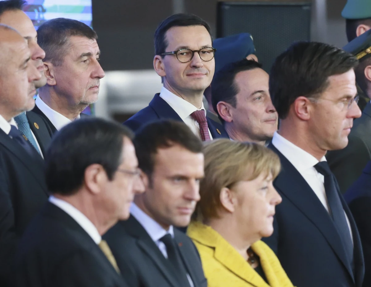 Premier Mateusz Morawiecki opuścił szczyt Unii Europejskiej przed jego zakończeniem. Jak informowała wcześniej brukselska korespondentka RMF FM Katarzyna Szymańska-Borginon, w kuluarach mówiło się o tym, że w Sejmie jest opłatek posłów PiS, na który Morawiecki chciał zdążyć. Szef polskiego rządu w drodze do Polski wytłumaczył jednak, że jego powrót podyktowany jest spotkaniami w kancelarii premiera oraz kilkoma pilnymi i tajnymi dokumentami, które na niego czekają.