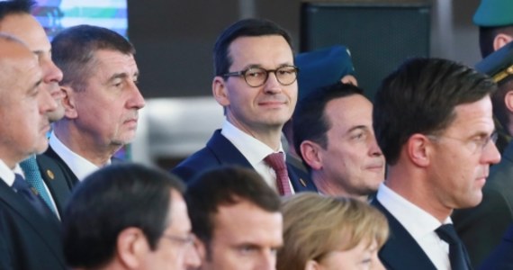 Premier Mateusz Morawiecki opuścił szczyt Unii Europejskiej przed jego zakończeniem. Jak informowała wcześniej brukselska korespondentka RMF FM Katarzyna Szymańska-Borginon, w kuluarach mówiło się o tym, że w Sejmie jest opłatek posłów PiS, na który Morawiecki chciał zdążyć. Szef polskiego rządu w drodze do Polski wytłumaczył jednak, że jego powrót podyktowany jest spotkaniami w kancelarii premiera oraz kilkoma pilnymi i tajnymi dokumentami, które na niego czekają.