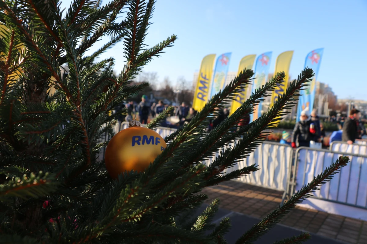 W duecie lub solo, w tercecie lub zespołem, z własnymi instrumentem lub a cappella. Dziś - podczas choinkowej zabawy w Gdyni - szukaliśmy wokalnych talentów! Wyzwanie w świątecznym karaoke podjęło wielu, ale miejsce na podium jest tylko jedno. Do Wielkiego Finału zakwalifikowały się Monika i Laura Tokarskie, które wyśpiewały "Dzisiaj w Betlejem".