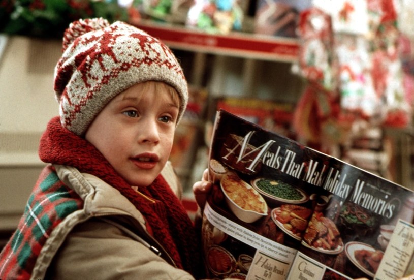 Kultowa komedia o małym chłopcu, który gubi się rodzicom, od lat jest jednym z najchętniej oglądanych świątecznych filmów. Grający go Macaulay Culkin za popularność zapłacił wysoką cenę.