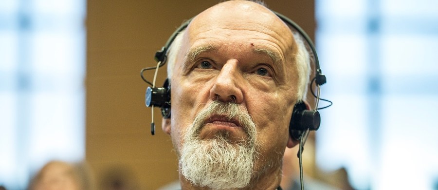 Europoseł Janusz Korwin-Mikke zapowiedział, że nie będzie kwestionował wyroku warszawskiego sądu okręgowego, na mocy którego jest prawomocnie skazany na 20 tys. grzywny za spoliczkowanie innego europosła Michała Boniego (PO). Dodał, że zapłaci grzywnę. Jednocześnie przyznał, że czuje się "trochę pokrzywdzony tym wyrokiem, bo w efekcie to nie on ma satysfakcję moralną tylko Boni”. 