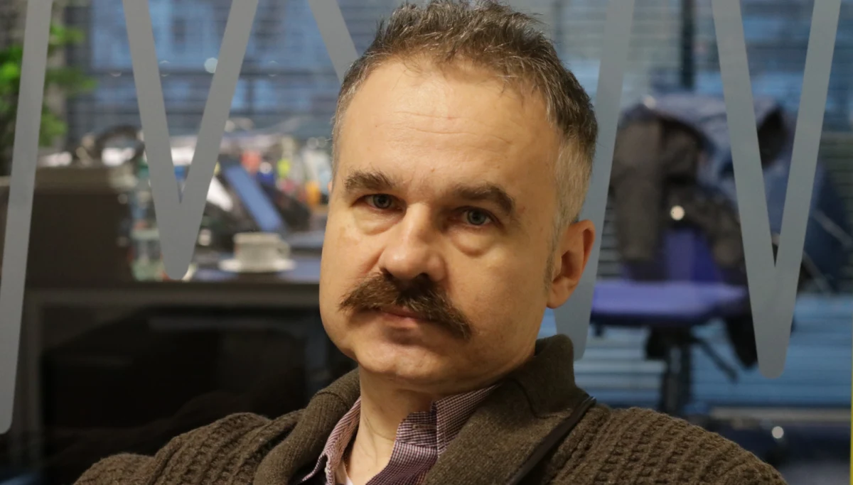 Mateusz Morawiecki bardzo dobrze sobie poradził - powiedział prof. Waldemar Paruch, pytany o debiut premiera w Brukseli. "Ma łatwość, elastyczność poruszania się w takim środowisku" - dodał członek rady programowej Prawa i Sprawiedliwości. O stosunkach na linii Polska-Unia Europejska Paruch mówił: "To jest teren bardzo trudny. Moim zdaniem, premier nieźle sobie na tym terenie będzie radził, by nie powiedzieć - dobrze". "Ponad 70 proc. wyborców Prawa i Sprawiedliwości zaakceptowało zmianę na stanowisku premiera" – podkreślił Gość Krzysztofa Ziemca w RMF FM. Prof. Paruch tłumaczył zmianę na stanowisku szefa rządu potrzebą nowych wyzwań i celów politycznych. "Zmieniło się bardzo dużo. Zmieniło się otoczenie międzynarodowe. Wiadomo było, że kurs na podmiotowość Polski przyniesie starcie z Brukselą, a przede wszystkim starcie z Berlinem" – argumentował. "Rząd Mateusza Morawieckiego nie będzie rządem autorskim. Jest to rząd Prawa i Sprawiedliwości plus dwóch koalicjantów" - stwierdził gość Krzysztofa Ziemca. To, jak podkreślał prof. Waldemar Paruch, wymusza pewne rozwiązania. "Musi być miejsce w rządzie dla Zbigniewa Ziobry i Jarosława Gowina – to jest bezdyskusyjne" - mówił członek rady programowej PiS. Paruch potwierdził także, że Ziobro i Gowin na 100 proc. pozostaną w rządzie na stanowiskach, jakie dziś posiadają. 