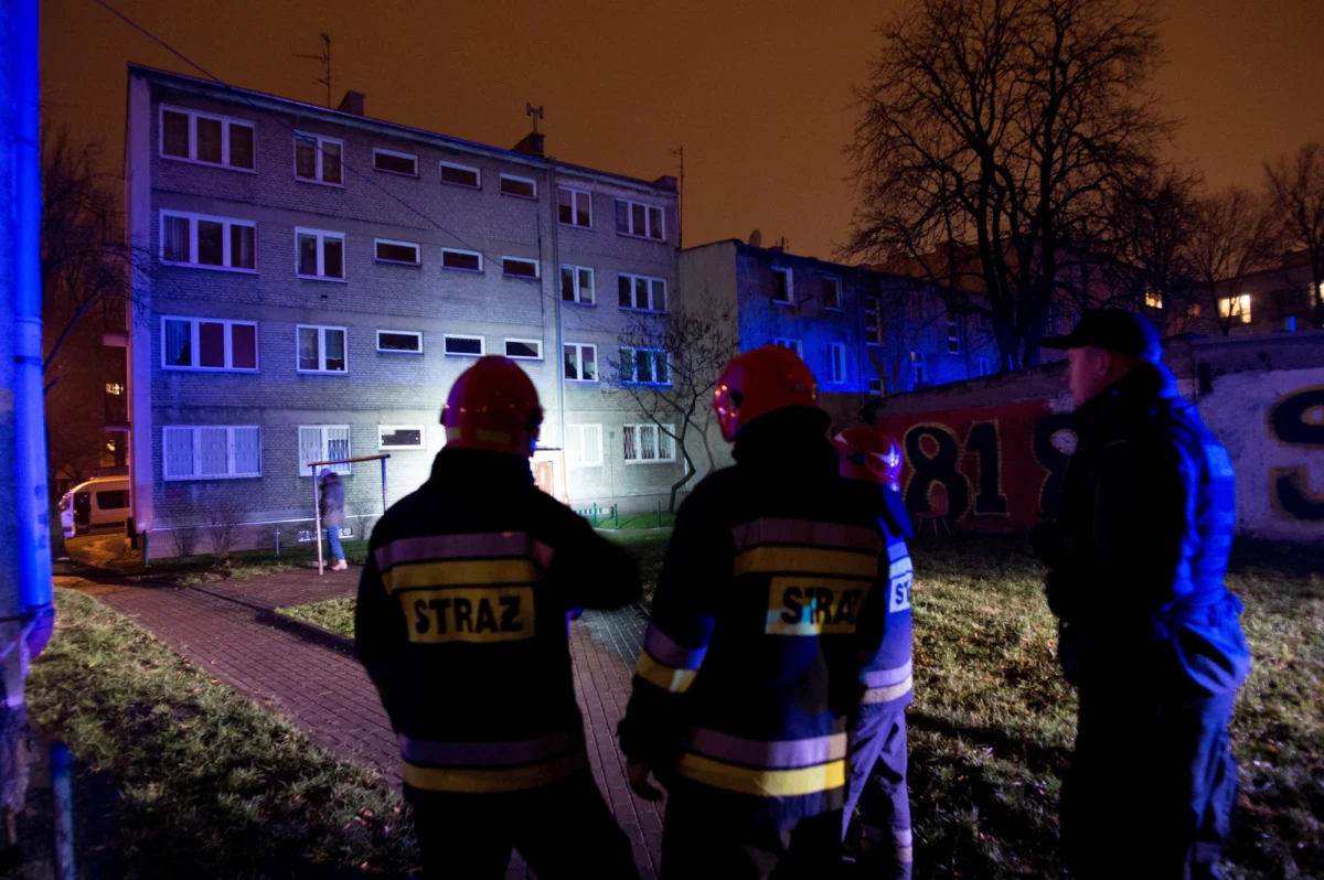 Policjanci z Łodzi zatrzymali 39-latka podejrzanego o przygotowanie bomby domowej roboty, która eksplodowała wieczorem w mieszkaniu przy ulicy Przemysłowej. Mężczyzna noc spędził w areszcie, jeszcze dziś może usłyszeć zarzuty. W wybuchu ranni został strażak oraz dwoje policjantów. Konieczna była ewakuacja 30 osób. 