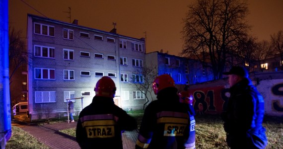 Policjanci z Łodzi zatrzymali 39-latka podejrzanego o przygotowanie bomby domowej roboty, która eksplodowała wieczorem w mieszkaniu przy ulicy Przemysłowej. Mężczyzna noc spędził w areszcie, jeszcze dziś może usłyszeć zarzuty. W wybuchu ranni został strażak oraz dwoje policjantów. Konieczna była ewakuacja 30 osób. 