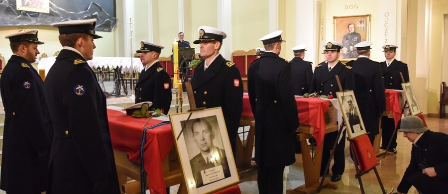 W kościele na gdyńskim Oksywiu rozpoczyna się msza żałobna, po której uroczyście pochowani zostaną trzej komandorzy Marynarki Wojennej - ofiary zbrodni stalinowskich w latach 50. Spoczną w nowej Kwaterze Pamięci na Cmentarzu Marynarki Wojennej - informuje reporter RMF FM Kuba Kaługa.