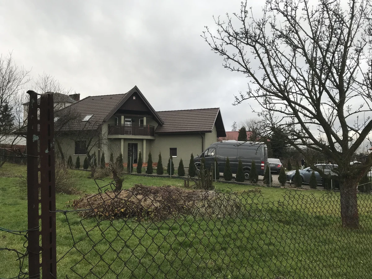 Jeszcze dziś do sądu w Krakowie trafi sześć wniosków o tymczasowe aresztowanie zatrzymanych w piątek groźnych bandytów. To członkowie gangu, który zajmował się porwaniami oraz wymuszeniami pieniędzy. Przestępcy okaleczali też swoje ofiary. "Wszyscy usłyszeli już zarzut uprowadzenia dla okupu ze szczególnym udręczeniem" - powiedział RMF FM prokurator Janusz Hnatko z Prokuratury Okręgowej w Krakowie. Podczas wczorajszej akcji antyterrorystów zginął jeden z przestępców. To Adrian Z., pseudonim Zielony, jeden z liderów pseudokibiców Cracovii. Został zastrzelony przez funkcjonariusza, gdy próbował wyrwać mu broń i oddać strzał w kierunku drugiego policjanta. Dziś poinformowano, że jeszcze w piątek została zatrzymana kolejna, szósta osoba w tej sprawie. 