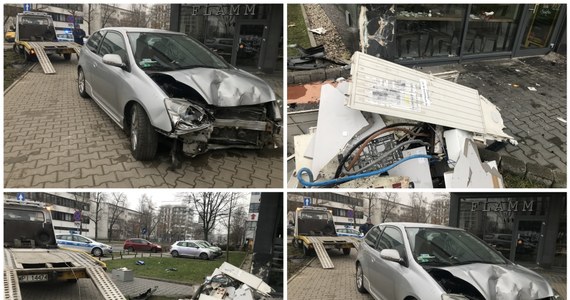 Poważny wypadek na warszawskim Mokotowie. Na skrzyżowaniu ulic Cybernetyki i Postępu samochód uderzył w ścianę bloku. Na szczęście nikomu nic się nie stało. 