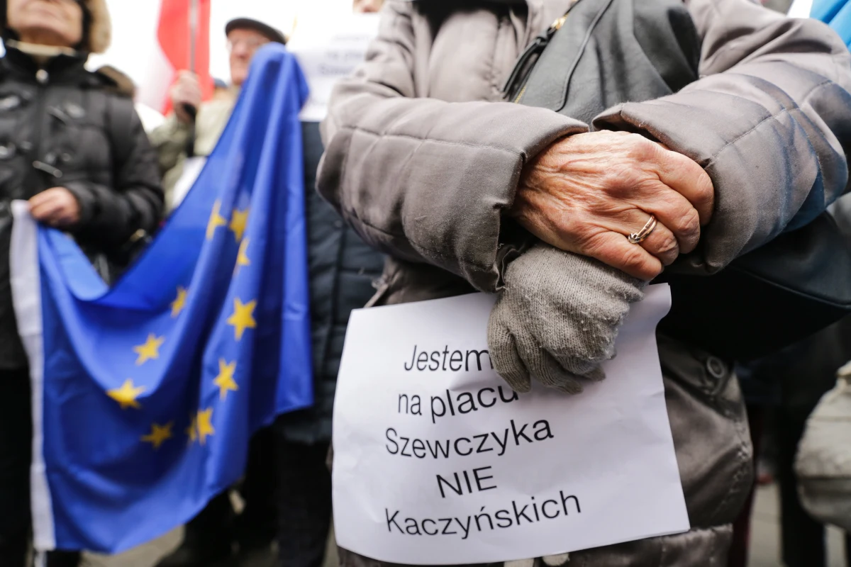 Kilkaset osób zgromadziło się na placu Wilhelma Szewczyka w Katowicach, by protestować przeciwko zmianie patrona placu – śląskiego pisarza, ale też działacza partii komunistycznej w PRL. Decyzją wojewody śląskiego plac ma nosić imię Marii i Lecha Kaczyńskich.