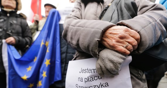 Kilkaset osób zgromadziło się na placu Wilhelma Szewczyka w Katowicach, by protestować przeciwko zmianie patrona placu – śląskiego pisarza, ale też działacza partii komunistycznej w PRL. Decyzją wojewody śląskiego plac ma nosić imię Marii i Lecha Kaczyńskich.