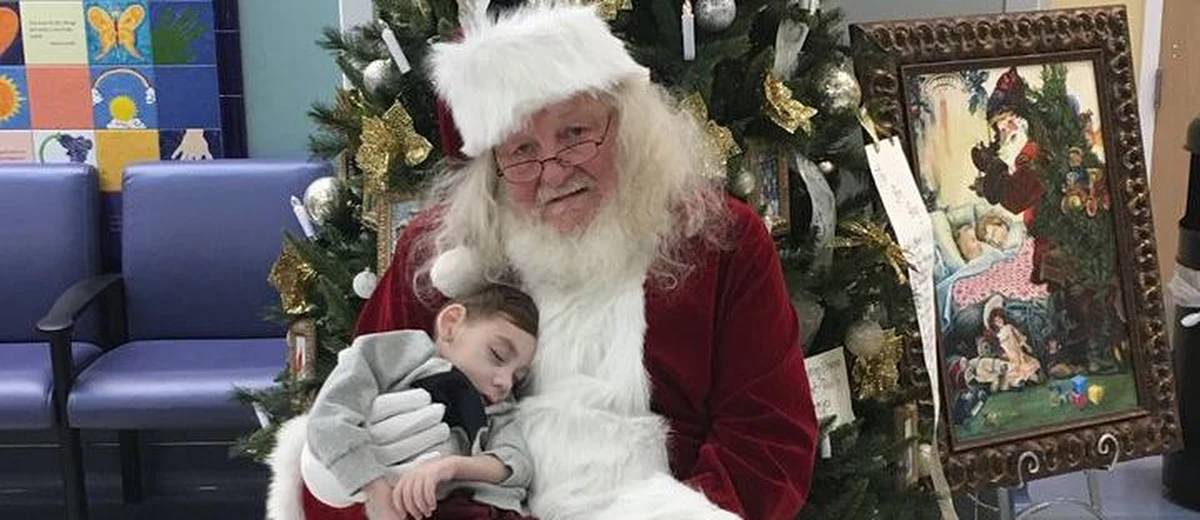 ​2-letni Miles Agnew z Salt Lake City zmagał się z kilkoma poważnymi chorobami. Od miesięcy przebywał w hospicjum. Jego matka zdała sobie sprawę, że dziecko nie dożyje świąt Bożego Narodzenia, więc zaprosiła Świętego Mikołaja, by jej synek poczuł magię tego wyjątkowego okresu.