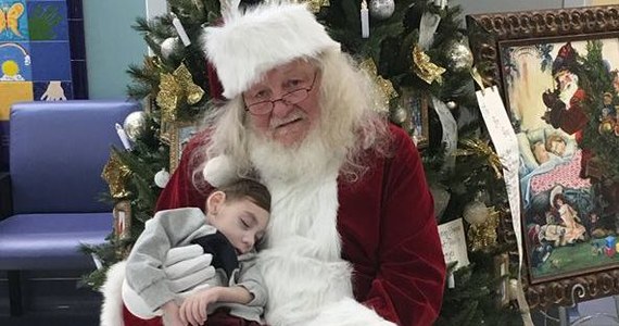 ​2-letni Miles Agnew z Salt Lake City zmagał się z kilkoma poważnymi chorobami. Od miesięcy przebywał w hospicjum. Jego matka zdała sobie sprawę, że dziecko nie dożyje świąt Bożego Narodzenia, więc zaprosiła Świętego Mikołaja, by jej synek poczuł magię tego wyjątkowego okresu.