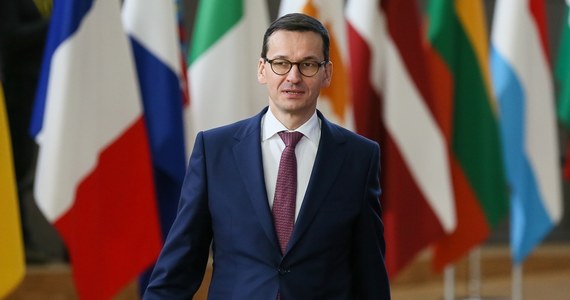 ​Na pewno nie będziemy działać pod pistoletem, jesteśmy krajem, który ma prawo się reformować - powiedział w sobotę premier Mateusz Morawiecki, pytany o możliwość uruchomienia wobec Polski art.7 unijnego traktatu.