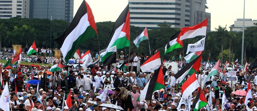 ​Ok. 80 tys. osób protestowało w niedzielę w stolicy Indonezji, Dżakarcie, przeciwko decyzji prezydenta USA Donalda Trumpa o uznaniu Jerozolimy za stolicę Izraela. Muzułmańscy duchowni wezwali do bojkotu amerykańskich produktów. Był to największy protest od ogłoszenia przez Trumpa swej kontrowersyjnej decyzji.