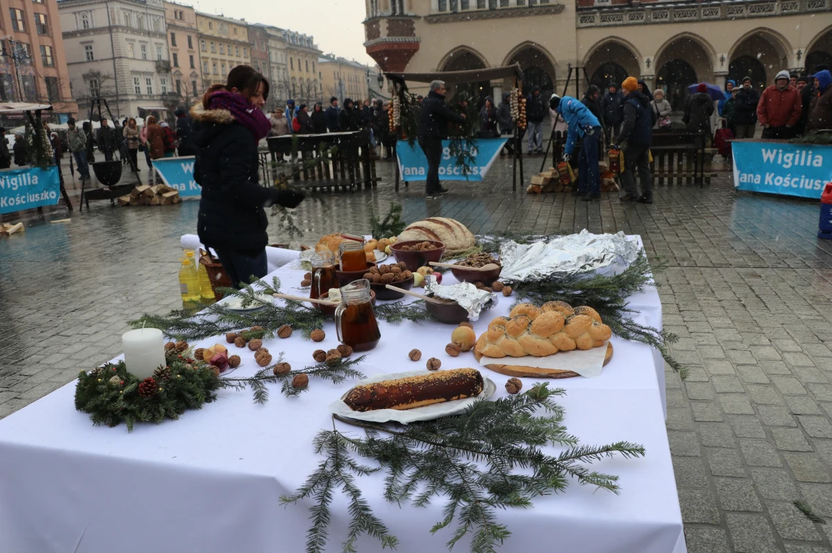 Mimo padającego śniegu, na krakowskim rynku jak co roku na największej w Polsce wigilii dla bezdomnych zgromadziły się tłumy. Bezdomni i potrzebujący dostali nie tylko ciepły posiłek, lecz – jeśli była  taka potrzeba i zainteresowanie - pomoc medyczną. 