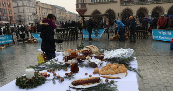 Mimo padającego śniegu, na krakowskim rynku jak co roku na największej w Polsce wigilii dla bezdomnych zgromadziły się tłumy. Bezdomni i potrzebujący dostali nie tylko ciepły posiłek, lecz – jeśli była  taka potrzeba i zainteresowanie - pomoc medyczną. 