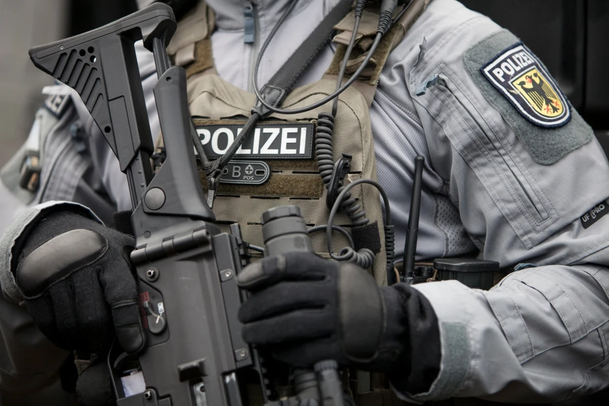 Islamski terrorysta Anis Amri, który rok temu w Berlinie zabił 12 osób, był na długo przed zamachem intensywnie obserwowany przez niemieckie służby - podał dziennik "Welt am Sonntag". Nie wiadomo, dlaczego go nie aresztowano.