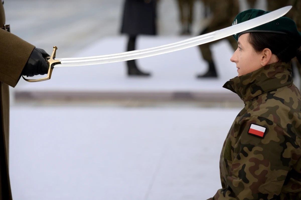 Szef MON Antoni Macierewicz podczas promocji oficerskiej żołnierzy rezerwy podkreślił, że armia to fundament nie tylko bezpieczeństwa, ale wartości patriotycznych. Zaapelował  do żołnierzy o przypominanie historii po to, żeby "Polakom nie towarzyszyło kłamstwo".