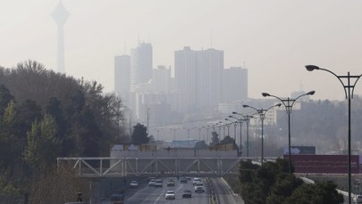 Teheran tonie w smogu. Władze zamykają szkoły i przedszkola