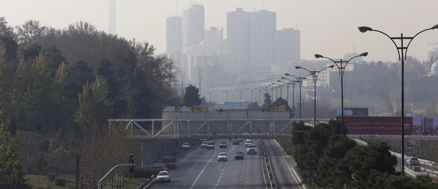 ​Władze Teheranu nakazały w niedzielę zamknięcie szkół podstawowych i przedszkoli z uwagi na wysoki poziom zanieczyszczenia powietrza. Rada miejska nakazała też wstrzymanie wszelkich prac budowlanych z użyciem cementu, piasku i asfaltu. Stolicę Iranu dusi smog.
