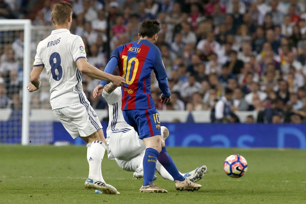 Są takie mecze, które w kalendarzu każdego kibica są zaznaczone dużym czerwonym kółkiem. Do tego typu starć można zaliczyć finał mistrzostw świata, Ligi Mistrzów i... konfrontacja Realu Madryt z FC Barceloną. W nadchodzącym tygodniu te dwie uznane marki spotkają się po raz 236.