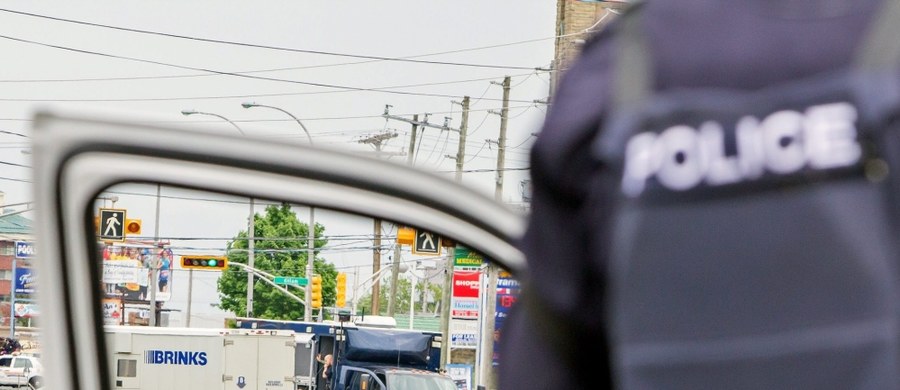 Wydział zabójstw policji w Toronto przejął śledztwo ws. niewyjaśnionej śmierci kanadyjskiego miliardera Barry'ego Shermana i jego żony Honey. Upublicznione wyniki autopsji wskazują, że ich śmierć nastąpiła na skutek "wywierania ucisku na narządy szyi".