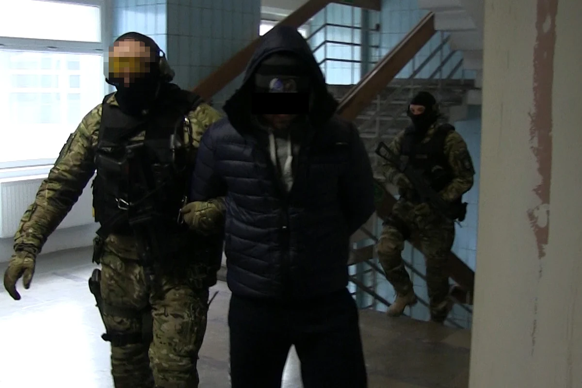 Policjanci CBŚP, pod nadzorem Śląskiego Wydziału Prokuratury Krajowej, rozbili zorganizowaną grupę przestępczą pseudokibiców jednego z klubów sportowych. Jej członkowie są podejrzani o przestępstwa przeciwko życiu i zdrowiu, mieniu, wolności i wiarygodności dokumentów oraz przemyt i handel środkami odurzającymi. Zatrzymano siedem osób, w tym domniemanego szefa grupy. 