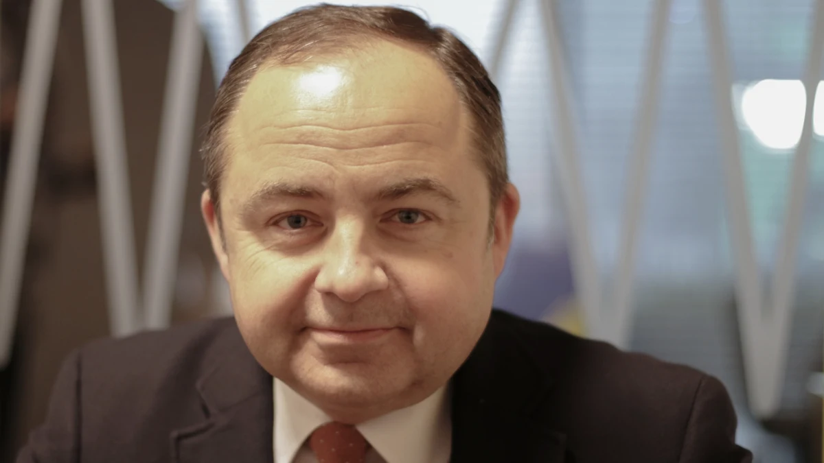 "To były bardzo, bardzo ważne powody" - tak wiceszef polskiej dyplomacji Konrad Szymański mówił w Porannej rozmowie w RMF FM o przyczynach wcześniejszego opuszczenia szczytu UE przez Mateusza Morawieckiego. "Premier Morawiecki rano zapoznał się jeszcze raz z finalnym brzmieniem konkluzji ws. Brexitu, wyraził przekonanie, że możemy je poprzeć (…). Polskie interesy rano tego dnia były zabezpieczone w stu procentach. Co więcej, otrzymaliśmy jasny przekaz, że nikt nie będzie zmieniał tych konkluzji, w związku z czym premier Morawiecki uznał, że może spokojnie 90 minut wcześniej wylecieć z Brukseli z ważnych powodów krajowych" - relacjonował. "Nie jest prawdą, że polskie interesy ws. Brexitu mogły być w jakikolwiek sposób zagrożone. (…) To jest absolutnie burza w szklance wody" - stwierdził Konrad Szymański. Zapewniał również, że dotąd Mateusz Morawiecki - jako minister finansów i rozwoju - "był bardzo aktywnym członkiem Rady ds. gospodarczych i finansowych, bardzo aktywnym członkiem Rady ds. konkurencji. (…) Nie można powiedzieć, że Mateusz Morawiecki jest (w Brukseli) osobą całkowicie nieznaną". Ponadto - jak podkreślił - premier "doskonale wykorzystał moment wejścia na Radę Europejską, by nawiązać osobiste kontakty z bardzo dużą częścią tych szefów rządów, których wcześniej spotkać nie mógł".