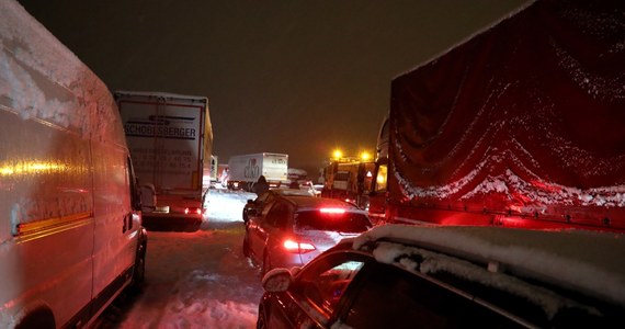 Przez kilka godzin na autostradzie A1 między Linzem a Amstetten w Austrii panował całkowity chaos. Kierowcy utknęli w swoich pojazdach, doszło do serii wypadków.
