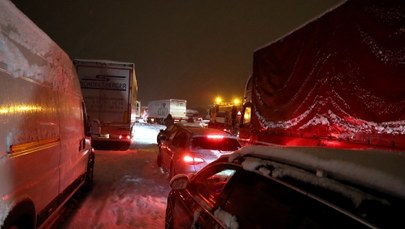 Śnieg sparaliżował ruch na autostradzie w Austrii. Kierowcy utknęli na kilka godzin