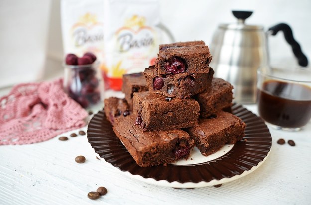 Wilgotne i mocno czekoladowe – takie jest prawdziwe brownie, a jeśli dodamy do niego wiśnie otrzymamy uzależniająco pyszne ciasto, które jest najlepszym przykładem tego, że liczy się wnętrze a nie wygląd zewnętrzny. Jego przygotowanie jest dziecinnie proste, a co ważniejsze to ciasto nie może się nie udać. Brownie pokochacie za intensywny smak ale także za to, że długo pozostaje świeże, legendy głoszą, że po trzech dniach jest najlepsze ale kto mógłby się tak długo powstrzymywać?


Szczegółowy przepis znajdziesz TUTAJ!