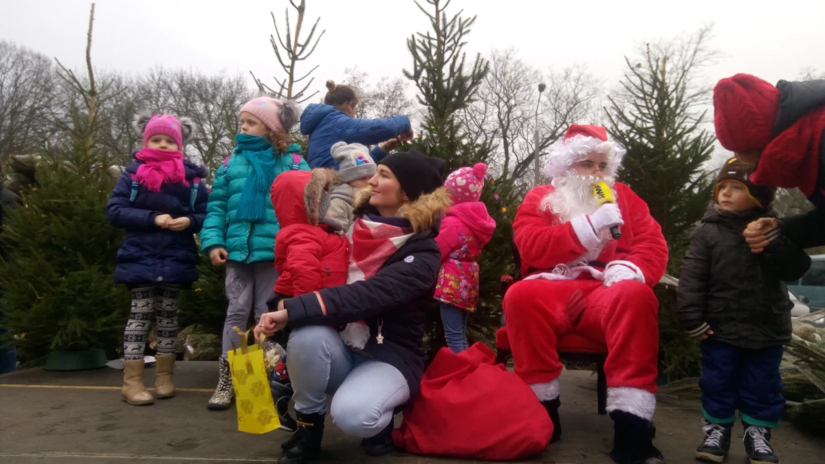 Nasz świąteczny konwój dotarł w poniedziałek do Łodzi. Pachnące świętami Choinki pod choinkę od RMF FM rozdawaliśmy na Starym Rynku. 