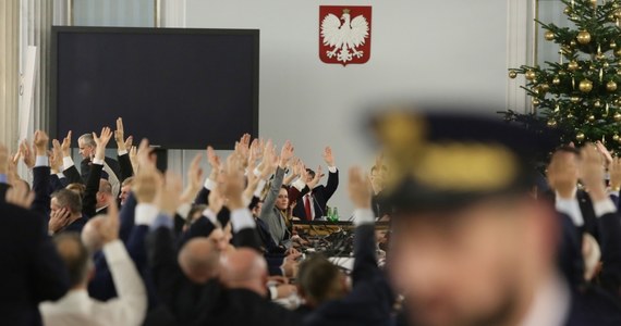 Warszawski sąd uchylił decyzję prokuratury o umorzeniu śledztwa ws. głośnego posiedzenia Sejmu z 16 grudnia 2016 roku, podczas którego uchwalono ustawę budżetową. Śledczy, uzasadniając decyzję o umorzeniu, podkreślali, że obrady miały prawidłowy przebieg, a przeniesienie ich do Sali Kolumnowej było zgodne z prawem.