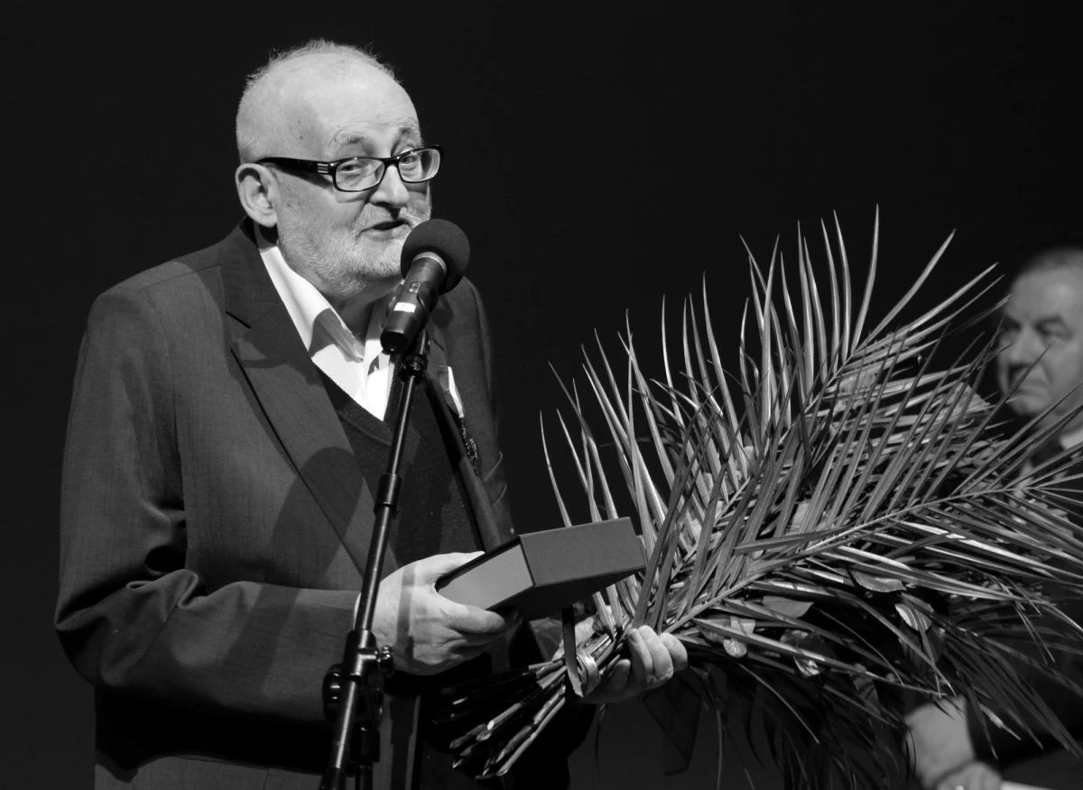 Nie żyje Leszek Aleksander Moczulski, jeden z najbardziej znanych poetów polskich, autor tomików wierszy i tekstów piosenek wykonywanych m.in. przez Skaldów i Marka Grechutę. Poeta zmarł w niedzielę późnym wieczorem, w wieku 79 lat - podaje wydawnictwo a5.