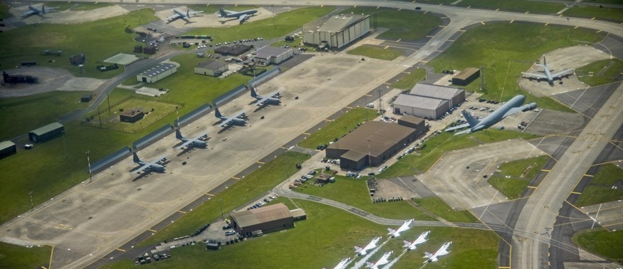 Brytyjska policja w hrabstwie Suffolk poinformowała o aresztowaniu w godzinach popołudniowych mężczyzny w bazie lotniczej RAF w Mildenhall, wykorzystywanej przez amerykańskie siły powietrzne.