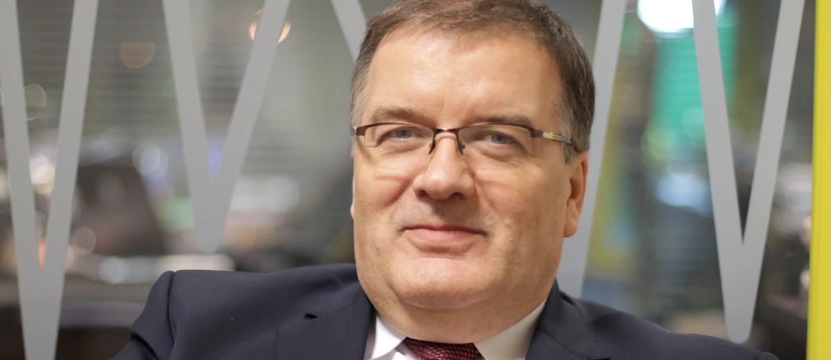 Nie ma powodów do tego, żeby pan prezydent nie podpisywał ustaw o KRS i Sądzie Najwyższym, są to projekty, które przygotował pan prezydent - mówi w Popołudniowej rozmowie w RMF FM Andrzej Dera. Według ministra w Kancelarii Prezydenta "jest taka nadzieja", że prezydent Andrzej Duda podpisze te ustawy przed świętami. "Nie musi się już konsultować, gdyż konsultacje odbywały się na etapie tworzenia przepisów. Poprawki przyjęte przez Sejm akceptują wszystko to, co pan prezydent uznał, że powinno się znaleźć w tych projektach" - mówi gość Marcina Zaborskiego. "Trochę cierpliwości" - dodaje Dera. "Nie mamy takich zakładów, takie decyzje podejmuje pan premier" - tak Dera odpowiada na pytanie, czy w kancelarii prezydenta są zakłady o to, czy Macierewicz pozostanie na stanowisku szefa MON. "Został zmieniony dokument, który był podstawowym problemem, czyli ten dotyczący systemu dowodzenia, z tego co wiem, zostały wycofane nominacje generalskie. Czas pokaże, jak te relacje będą się kształtować. Wielkich problemów nie ma" - mówi gość Marcina Zaborskiego. 