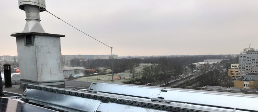 Na dachach 35 wieżowców we Wrocławiu postawiono 3 tysiące paneli słonecznych. To największa rozproszona elektrownia w Polsce. Ekologiczna energia wykorzystywana jest w częściach wspólnych wieżowców – do oświetlania piwnic, klatek schodowych, zasilania wind i innych instalacji. To także konkretna oszczędność dla mieszkańców. 