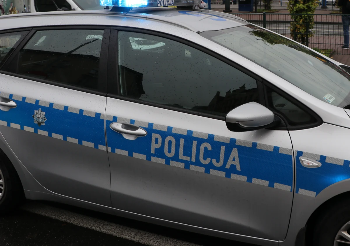 Trzej policjanci zostali lekko ranni w nocnym pościgu ulicami Warszawy. Dwa radiowozy goniły osobowego mercedesa przez Pragę-Południe. Skończyło się zderzeniem na rondzie Wiatraczna. 