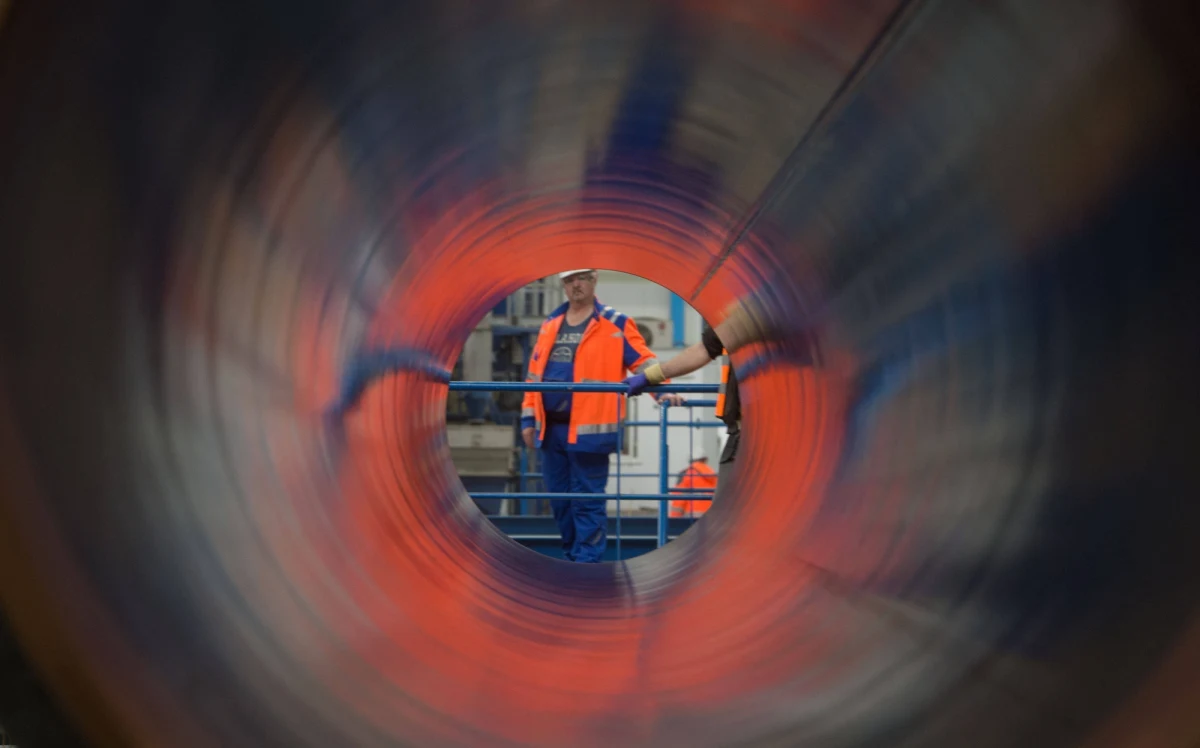 "Polityczne zmagania o gazociąg Nord Stream 2 zbliżają się do finału" - pisze niemiecki dziennik "Die Welt". Zdaniem autora komentarza Gerharda Gnaucka należy powstrzymać realizację projektu, który powiększy zależność Europy od rosyjskiego gazu.