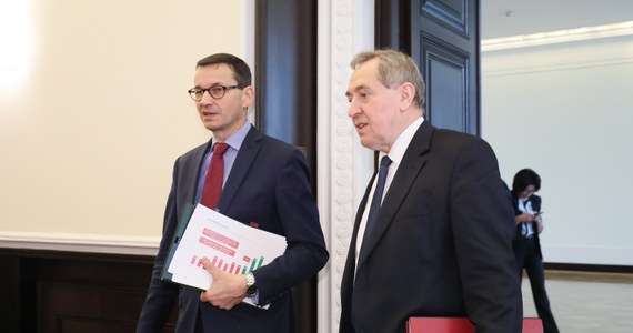 Minister Henryk Kowalczyk pozostanie szefem Komitetu Stałego Rady Ministrów do czasu zapowiadanej na styczeń wielkiej rekonstrukcji rządu. Premier Mateusz Morawiecki będzie natomiast na razie łączył funkcje ministrów finansów i rozwoju z szefowaniem Komitetowi Ekonomicznemu Rady Ministrów.