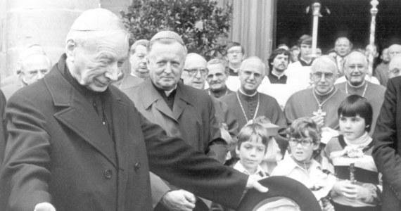 Papież Franciszek podpisał dekret o heroiczności cnót kard. Stefana Wyszyńskiego. To zakończenie I etapu procesu beatyfikacyjnego. Prymasowi Tysiąclecia przysługuje teraz tytuł "Czcigodny Sługa Boży" - powiedział rzecznik archidiecezji warszawskiej ks. Przemysław Śliwiński. Watykan podał też, że papież zaaprobował dekret o heroiczności cnót księdza Pawła Smolikowskiego. 