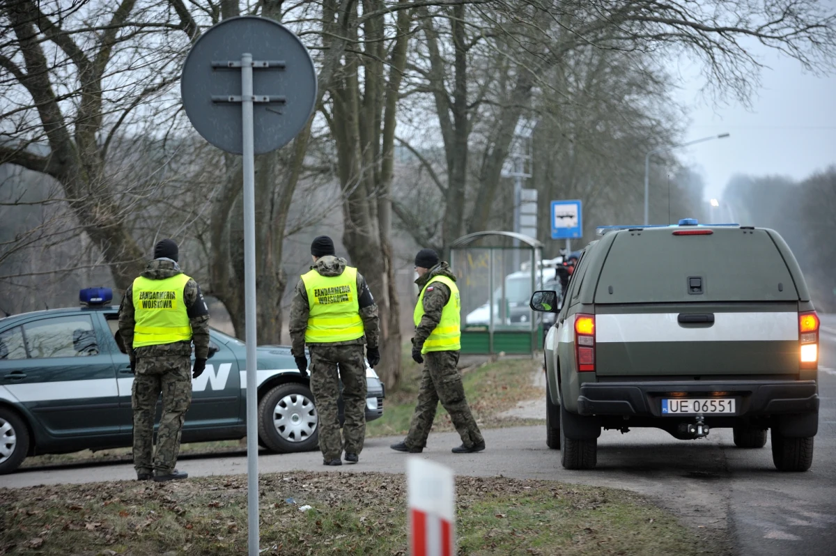 Od rana eksperci pracują na miejscu wczorajszego wypadku samolotu MiG-29 w okolicach Kałuszyna na Mazowszu. To tam runęła wojskowa maszyna, która wczoraj miała wylądować na lotnisku w Mińsku Mazowieckim. Jej poszukiwania trwały prawie dwie godziny. W pewnym momencie lotu, MiG-29 zniknął z radarów. Kontakt z pilotem utracono w poniedziałek ok. godz. 17:15, kiedy podejmował manewr lądowania. Prawdopodobnie do końca roku żaden samolot szkoleniowy nie wystartuje z Bazy Lotnictwa Taktycznego w Mińsku Mazowieckim - ustalił reporter RMF FM Michał Dobrołowicz. 