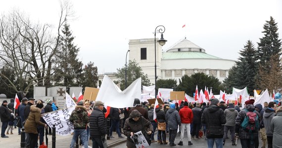 Trzy zarzuty, w tym nielegalnego posiadania broni, usłyszał Franciszek J., który na początku grudnia słownie zaatakował dziennikarkę Telewizji Polskiej. Do zdarzenia doszło podczas jednego z protestów przed Sejmem. Mężczyzna ma policyjny dozór.