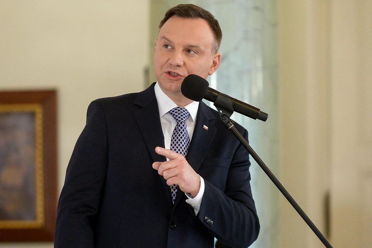 ​Stowarzyszenie prawników USA - American Bar Association (ABA) - wezwało prezydenta RP Andrzeja Dudę do ponownego zawetowania ustaw, które "poważnie podważyłyby niezależność sądownictwa w Polsce". Oświadczenie w tej sprawie wydała prezes ABA Hilarie Bass. Tego samego dnia uchwały krytykujące zmiany w projektach opublikowała także Rada Wydziału Prawa i Administracji Uniwersytetu Jagiellońskiego i Rada Wydziału Prawa i Administracji Uniwersytetu Śląskiego.