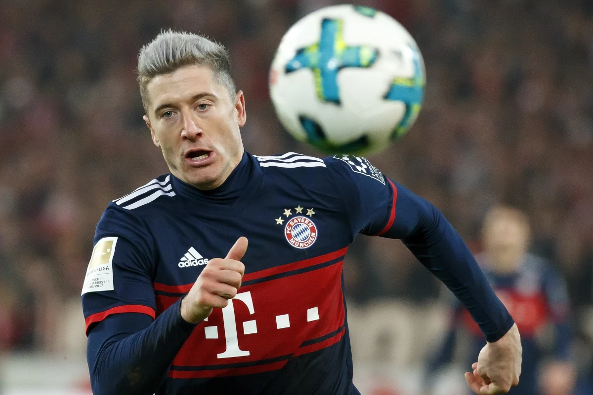 ​W środowy wieczór Bayern podejmie w Monachium Borussię Dortmund w Pucharze Niemiec. Stawką ostatniego meczu obu drużyn w 2017 roku będzie awans do ćwierćfinału. Piłkarz gospodarzy Robert Lewandowski może zostać najskuteczniejszym strzelcem ostatnich 12 miesięcy.