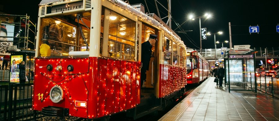 ​Prawie 2 tysiące lampek sprawiło, że to najbardziej widoczny pojazd w Gdańsku. We wtorek kursowanie rozpoczął specjalny, świąteczny tramwaj. Udekorowana "eNka" będzie jeździć po zmroku do 23 grudnia. Na tory tramwaj ponownie wyjedzie w okresie między świętami a sylwestrem na trasie ze Strzyży na Siedlce. To kolejny rok kursowania tego wyjątkowego tramwaju.