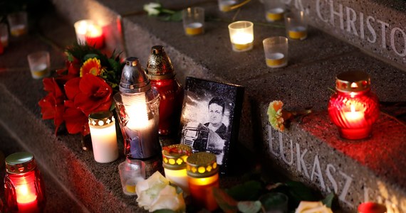 ​Biciem dzwonów na cześć ofiar zakończyły się obchody pierwszej rocznicy zamachu terrorystycznego w Berlinie, w którym 12 osób zginęło, a 70 zostało rannych. Związkowcy Solidarności uczcili pamięć polskiego kierowcy Łukasza Urbana.