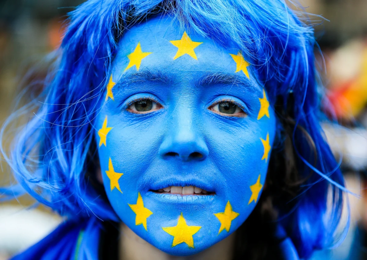 ​Wiceszef Komisji Europejskiej Frans Timmermans położy w środę na stole projekt decyzji w sprawie uruchomienia wobec Polski procedury artykułu 7 Traktatu UE, która na końcu przewiduje sankcje. Ostateczną decyzję podejmą w tej sprawie unijni komisarze. "Nie jesteśmy w stanie wojny z Polską" - zapewniał we wtorek wieczorem szef KE Jean-Claude Juncker. "Nie wszystkie mosty z Polską zostały spalone" - dodał. Według informacji RMF FM Bruksela przedstawi także Polsce kolejne rekomendacje w sprawie Trybunału Konstytucyjnego i złoży pozew przeciwko Polsce do Trybunału UE w sprawie ustawy o sądach powszechnych.